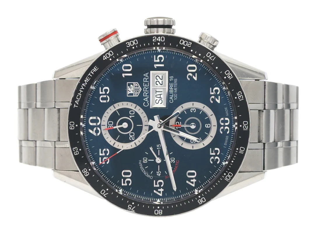 TAG HEUER, Carrera, Calibre 16 (100 Meters), "Tachymetre", Cal 16 (ETA 7750), Serie nr. RKP7789, Ref nr. CV2A10.BA0796, Boett nr. CV2A10, kronograf (defekt), herrur, 43 mm, stål, automatisk, safirglas, dag, datum, defekt, glasbaksida, bucklor, gummiband, viklås, originallänk, viklås, Ref nr. FAA044-Y-M3/31389 X, cert (ej komplett), ca maj 2011, box, ytterkartong. — Klockor/Tag Heuer — Kaplans