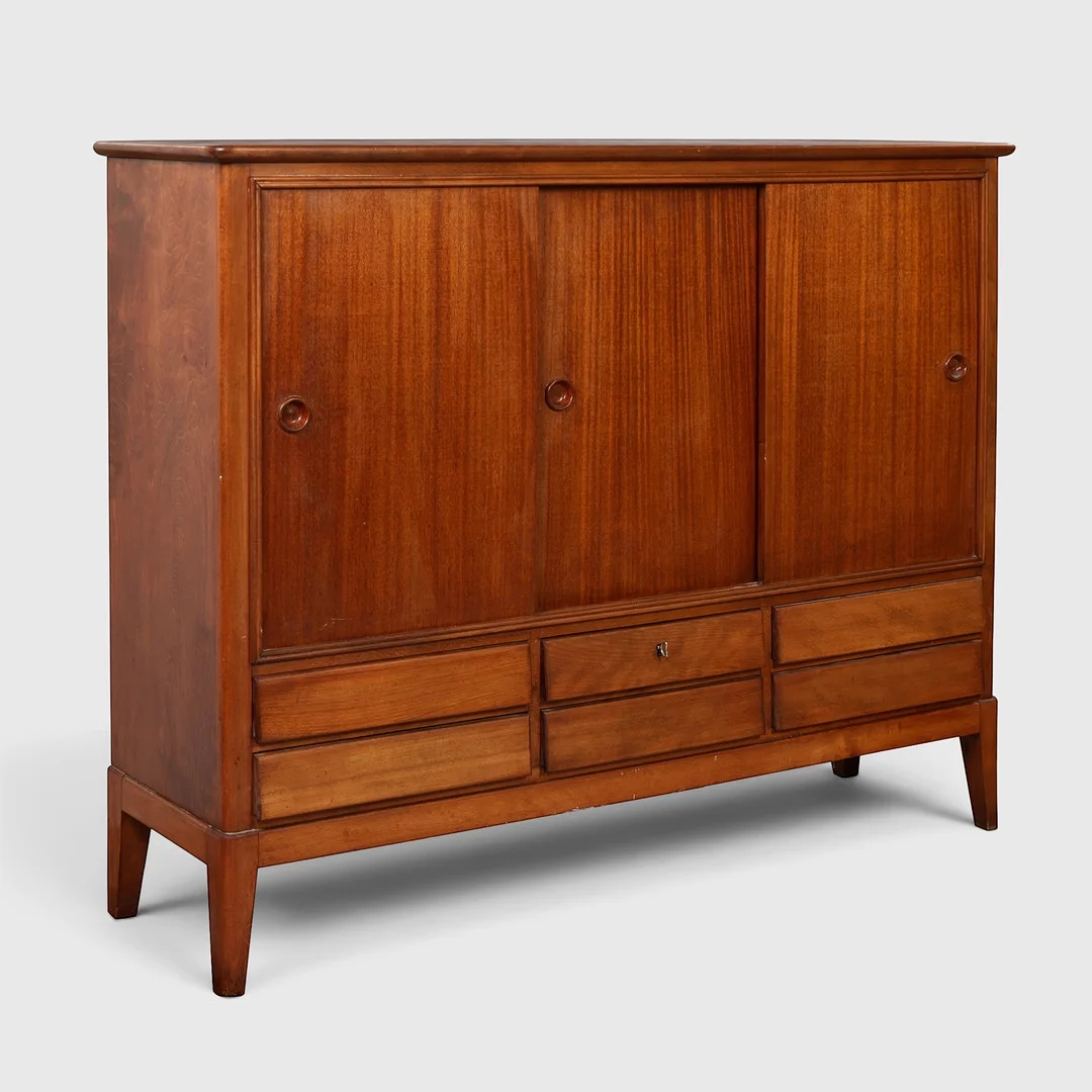 Skab af mahogni og bøgetræ, front med skydelåger og skuffer, Danmark, ca. 1950'erne. — Cupboards, Cabinets & Shelves — Palsgaard Kunstauktioner