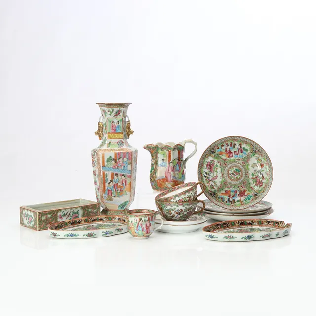 KANTON ROSE-PORSLIN, 12 DELAR. Med polykrom och förgylld dekor. Kina, 18-1900-tal.