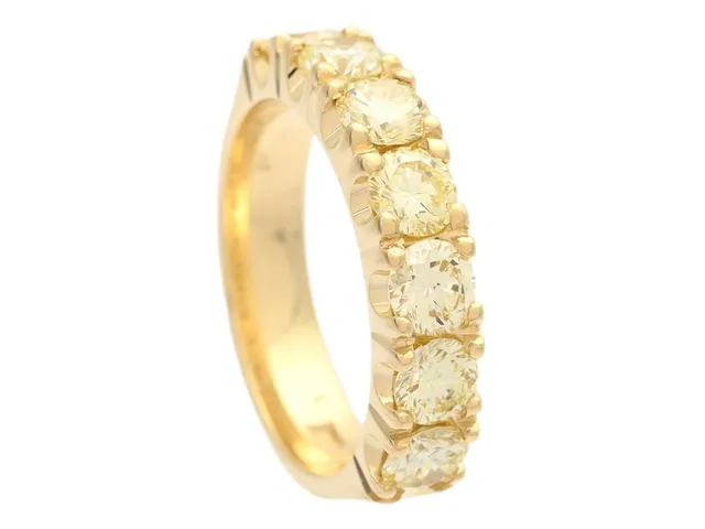 ALLIANSRING, 18K guld, 7 briljantslipade diamanter 1,72 ctv, Fancy Light-Fancy Yellow/VVS-SI, Kaplans Safir, Stockholm 2026, stl 16,5 mm, vikt 6,6 g, enstaka diamanter har nagg.