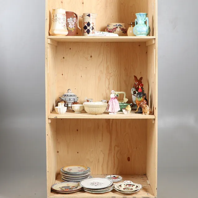 A LARGE COLLECTION OF CERAMICS.