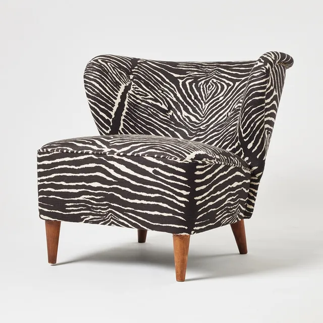 GÖSTA JONSSON. Fåtölj, 1940-tal, Swedish Modern, fast stoppad och klädd i Brunschwig & Fils tyg Le Zebre.