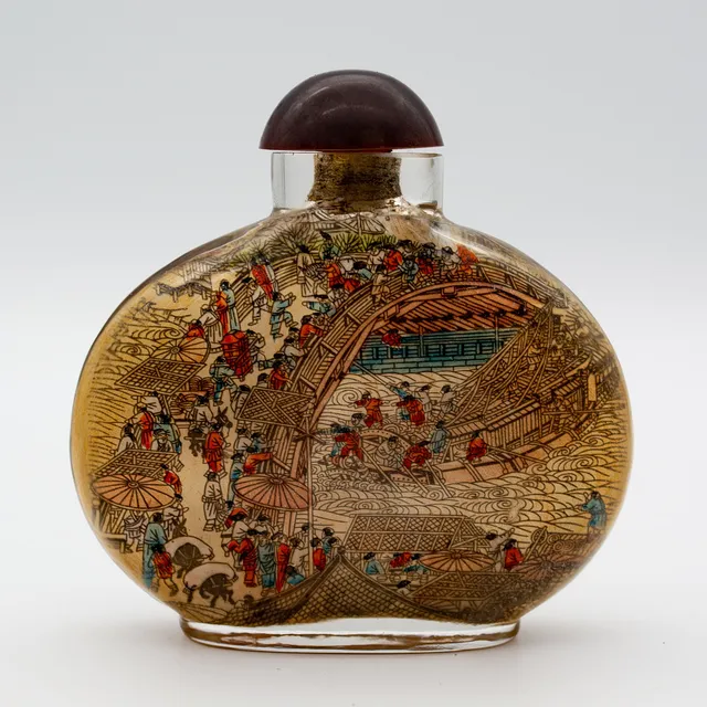 SNUFFBOTTLE, FLUSSUFER-SZENE AM QINGMING-FES，GLAS, CHINA, 20. JAHRHUNDERT.