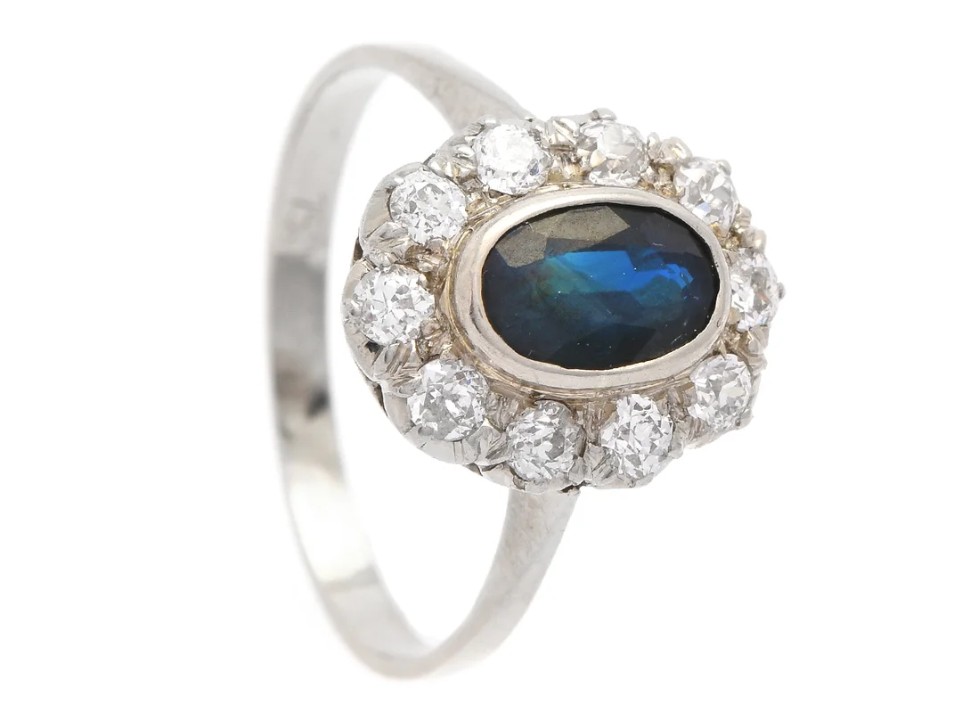 CARMOSÉRING, 18K vitguld, ovalslipad safir, gammalslipade diamanter ca 0,40 ctv, stl 18 mm, vikt 3.8 g, en diamant är skadad. — Smycken/Carmoséring — Kaplans