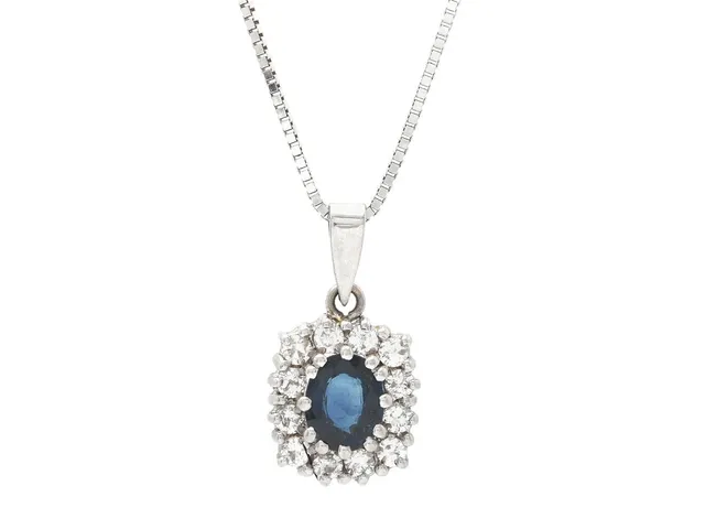 CARMOSÈHÄNGE MED KEDJA, 18K vitguld, safir, 12 briljantslipade diamanter ca 0,36 ctv, ca TW-W/VS-SI, längd 42 cm, vikt 4,5 g.
