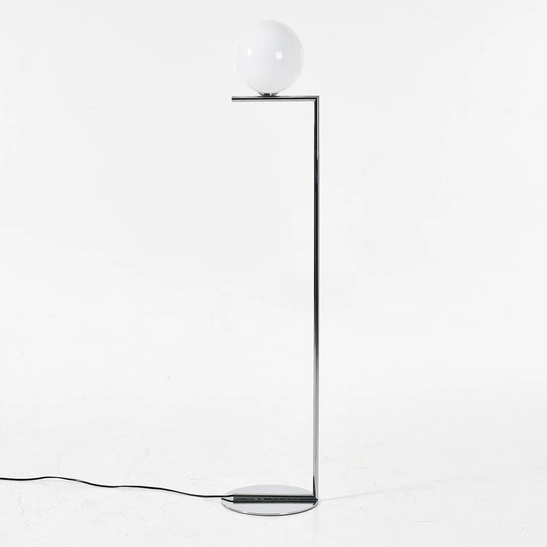 MICHAEL ANASTASSIADES. "IC Lights F1" golvlampa, för Flos, Italien, samtida, stomme i kromat stål, med kupa i opalglas. — Floor lights — Stockholms Auktionsverk Magasin 5