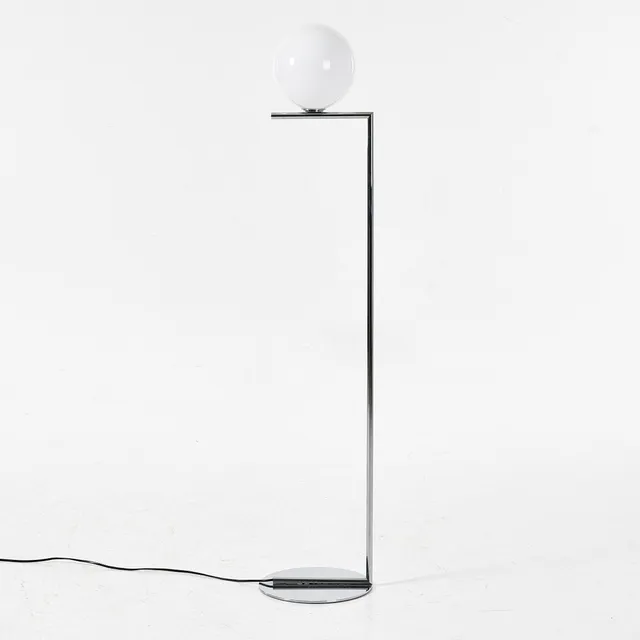 MICHAEL ANASTASSIADES. "IC Lights F1" golvlampa, för Flos, Italien, samtida, stomme i kromat stål, med kupa i opalglas.