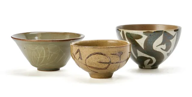 Three stoneware bowls. Decorated with brown, green and grey glazes. Signed monogram. Made and marked by Kgl. P. Unique. H. 6–8 cm. Diam. 11–14.5 cm. (3)