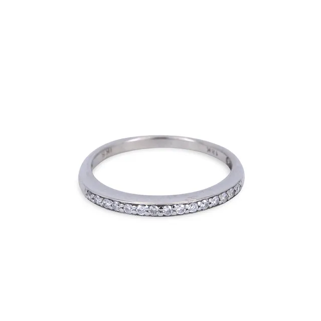 18CT GOLD HALF ETERNITY DIAMOND RING.