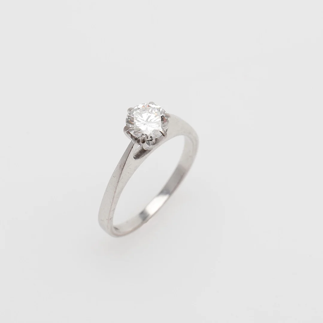 SOLITÄRRING MED DIAMANT. — Rings — Crafoord Auktioner Lund