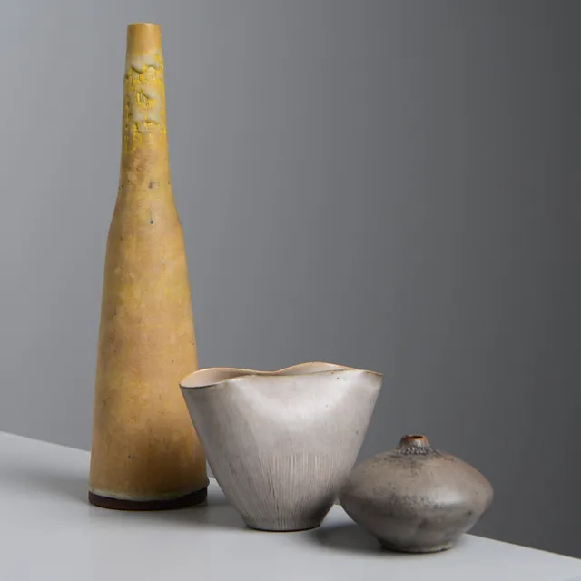 IRMA YOURSTONE. Vaser, 2 st, egen ateljé, signerade samt 1 vas, Guldkroken Keramik.