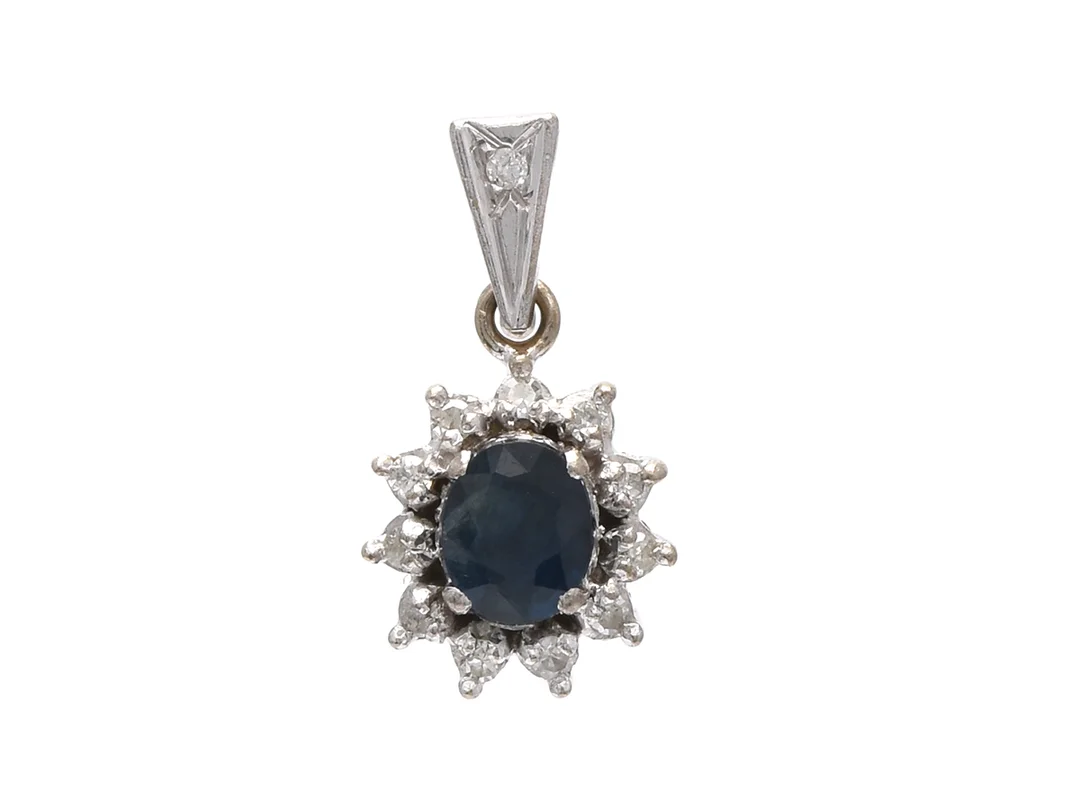CARMOSÉHÄNGE, 18K vitguld, ovalslipad safir, åttkantslipade diamanter ca 0,12 ctv, höjd 15 mm, vikt 1,3 g. — Smycken/Hänge — Kaplans