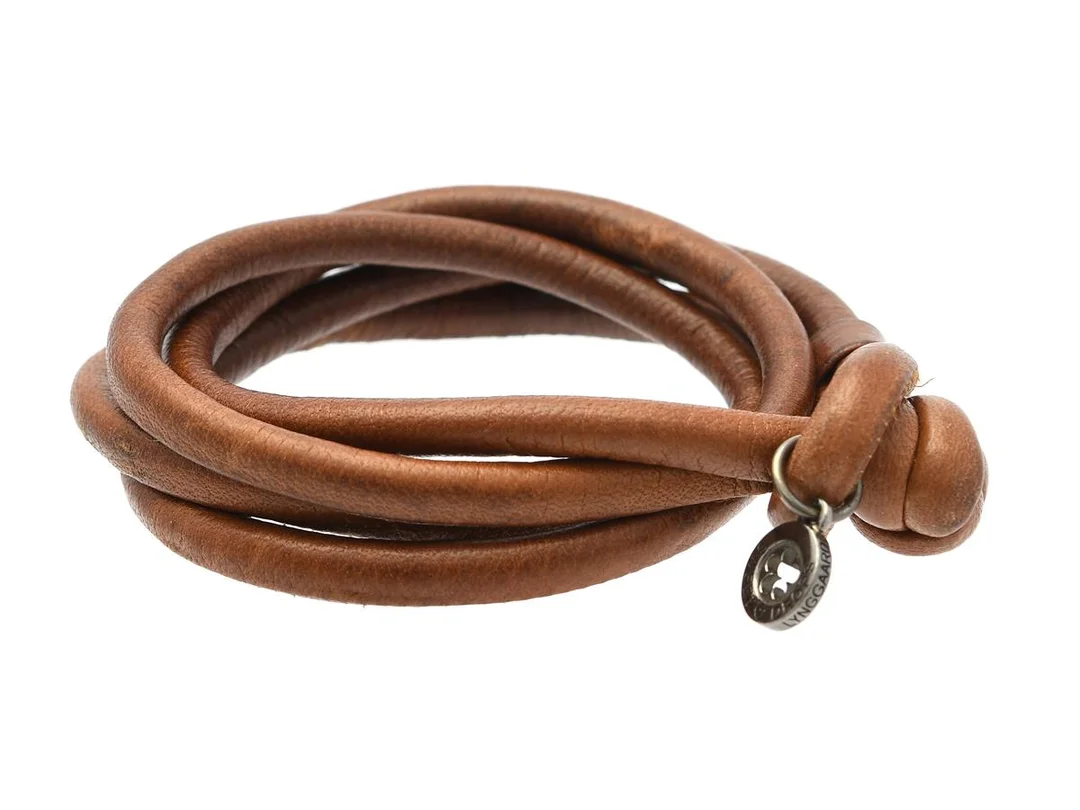 OLE LYNGGAARD, armband, brunt läder, längd 38 cm, originaletui. — Smycken/Armband — Kaplans