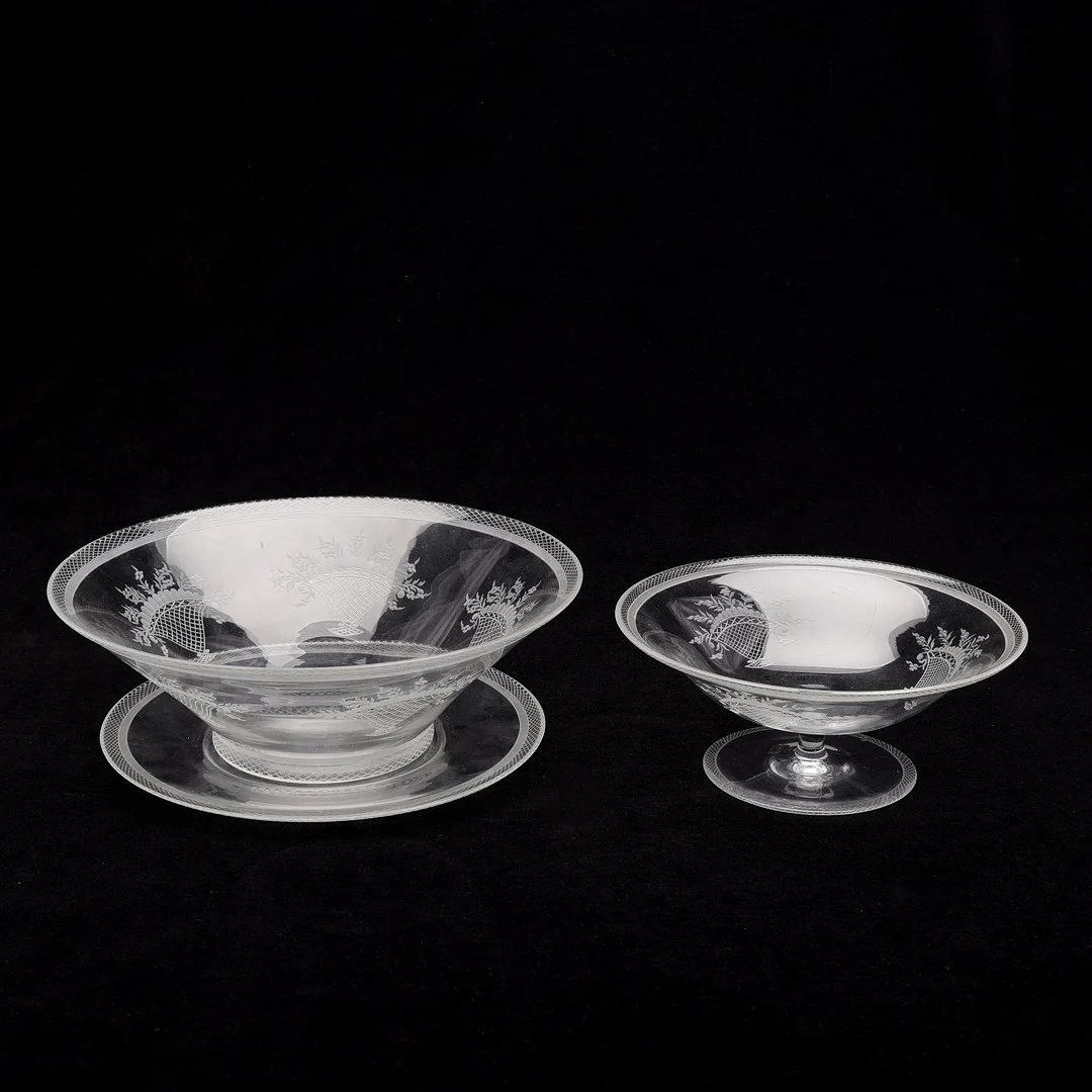 EDWARD HALD. SKÅL MED FOT SAMT SKÅL MED FAT "KORGMÖNSTRET", ORREFORS 1926 respektive 1924. — Art glass — Crafoord Auktioner Lund