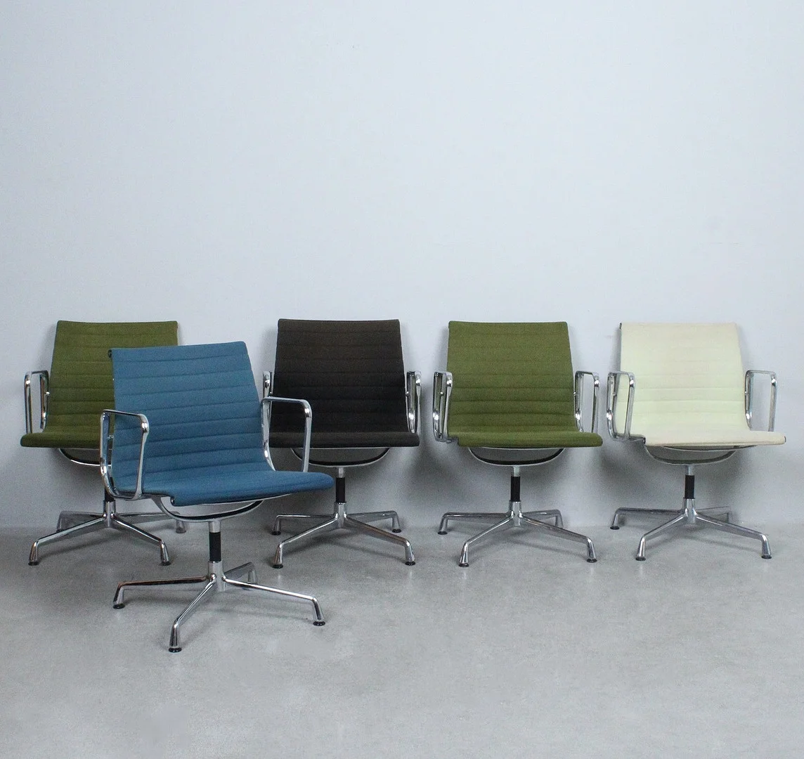 CHARLES & RAY EAMES. Vitra. Set Stühle / Office Chairs, Modell 'Aluminium Chair EA107'. — Armchairs & Chairs — Stockholms Auktionsverk Düsseldorf/Neuss