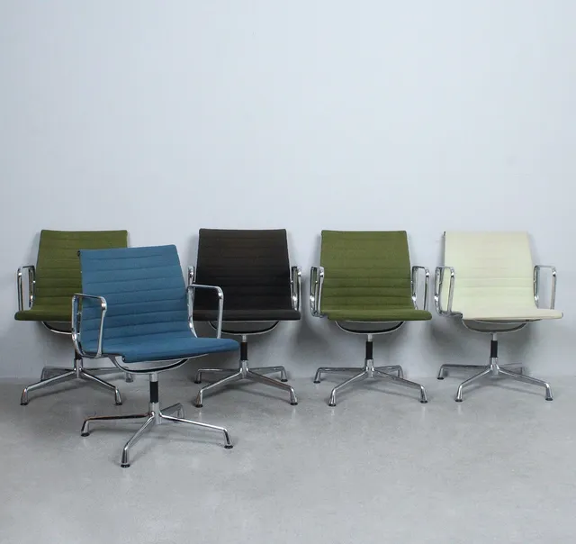 CHARLES & RAY EAMES. Vitra. Set Stühle / Office Chairs, Modell 'Aluminium Chair EA107'.