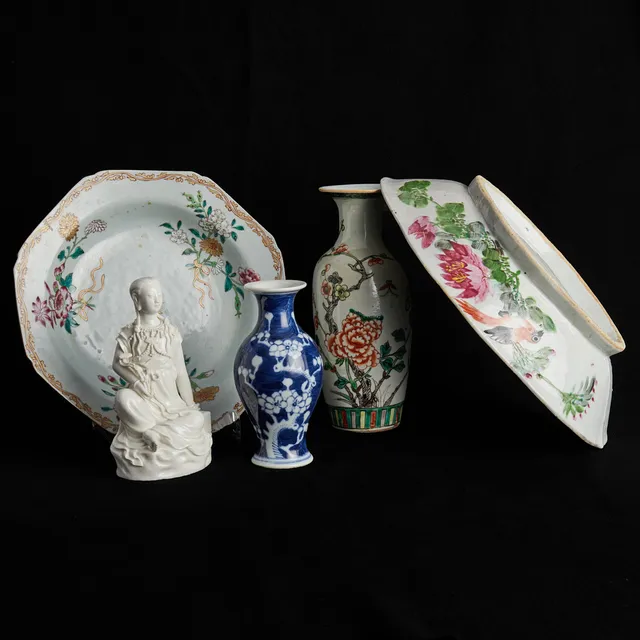 PARTI PORSLIN, 5 delar, Kina, 17–1900-tal, dekor i famille verte, famille rose, blåvit underglasyr samt blanc-de-chine.
