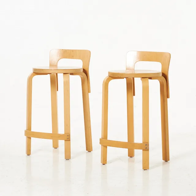 ALVAR AALTO. Barstolar, 1 par, K65, björk och skiktlimmad björk.