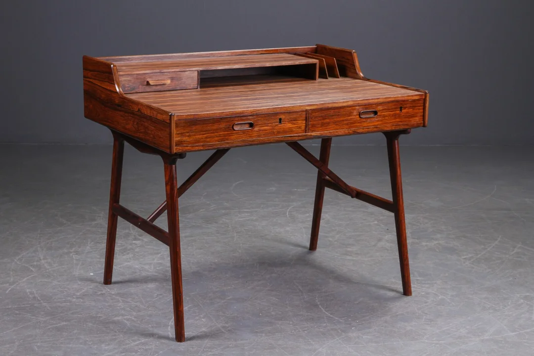 Arne Wahl Iversen. Desk made in rosewood — Furniture/Other furniture — Lauritz
