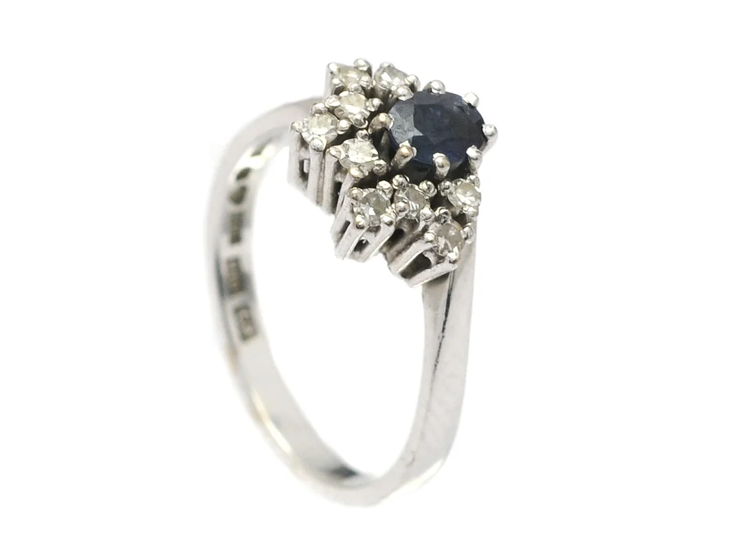 RING, 18K vitguld, blå safir 9 åttkantslipade diamanter ca 0,18 ctv, ca W-Ca/SI, stl 16,5 mm, vikt 4,1 g. — Smycken/Ring — Kaplans