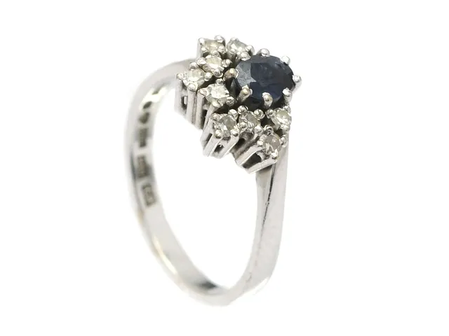 RING, 18K vitguld, blå safir 9 åttkantslipade diamanter ca 0,18 ctv, ca W-Ca/SI, stl 16,5 mm, vikt 4,1 g.