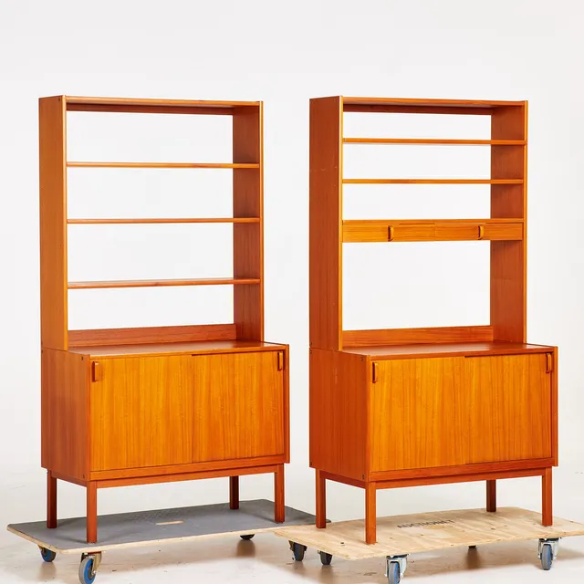 BERTIL FRIDHAGEN. Bokhyllor, 2 st, teak, tvådelad med underskåp, 1960-tal.