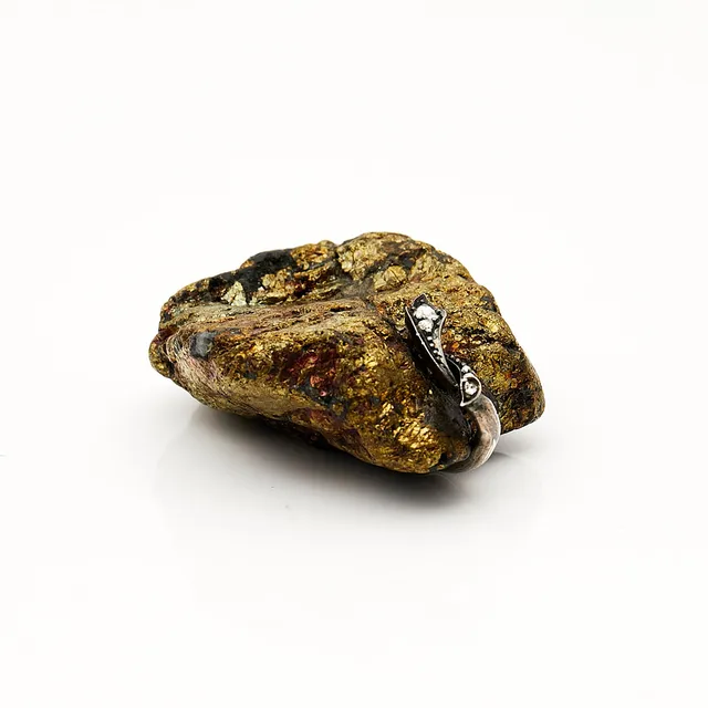 HÄNGE, Kopparkismalm, silver samt 6 st rosenslipade diamanter, 18/1900-tal.