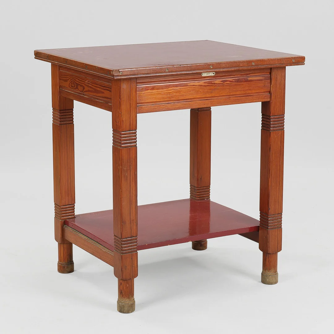 MARTIN NYROP. Sidebord af massivt fyrretræ, top og underliggende hylde af lakeret træ, tidligt 1900-tal. — Tables — Palsgaard Kunstauktioner