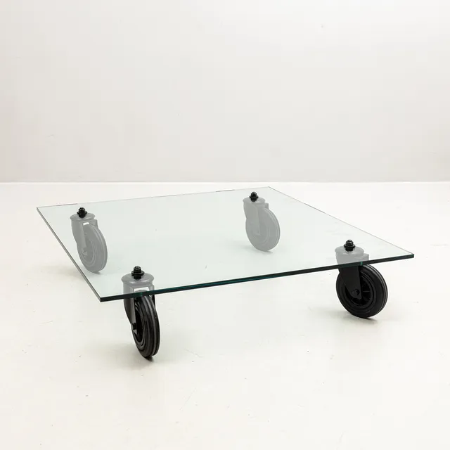 GAE AULENTI. Soffbord på Hjul, glas, "Tavolo Con Ruote", för Fontana Arte, formgivet 1980, Italien.