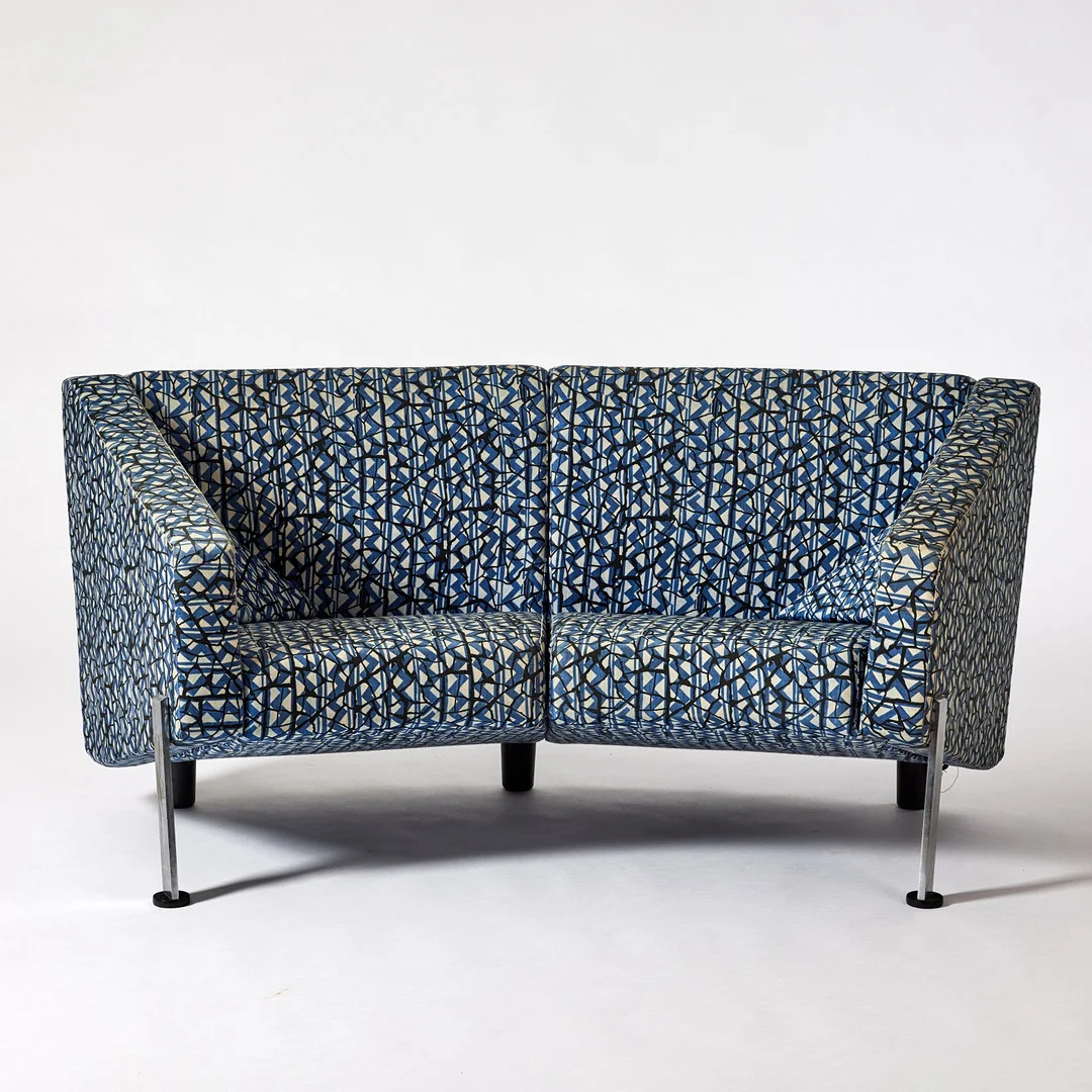 NIELS GAMMELGAARD & LARS MATHIESEN. "Decision", soffa, Fritz Hansen, formgiven 1986, stoppad klädsel klädd i tyg från kvadrat, ben i stål och plast. — Sofas & Seatings — Stockholms Auktionsverk Magasin 5
