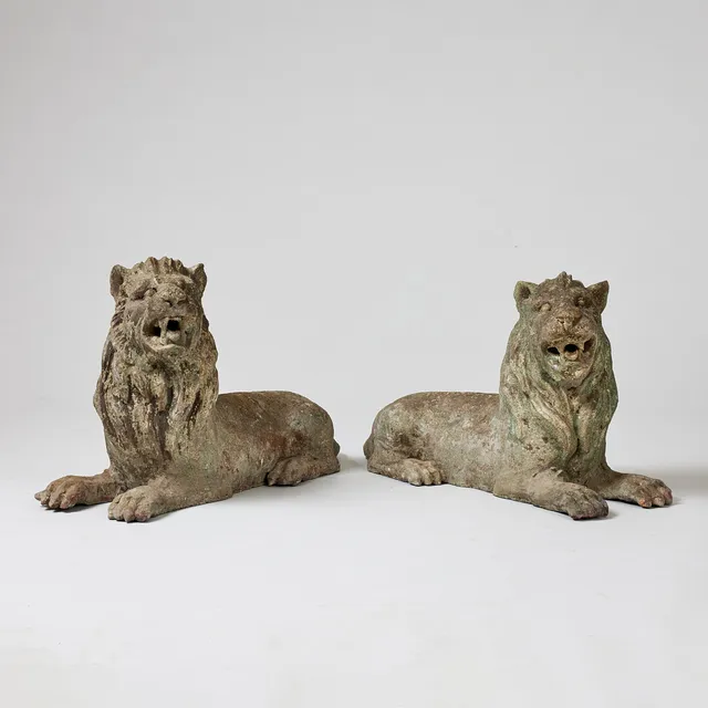 TRÄDGÅRDSSKULPTURER, ett par, 1900-talets första hälft, i form av parställda liggande lejon.