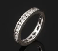 Alliancering med diamanter af 14 kt. hvidguld.