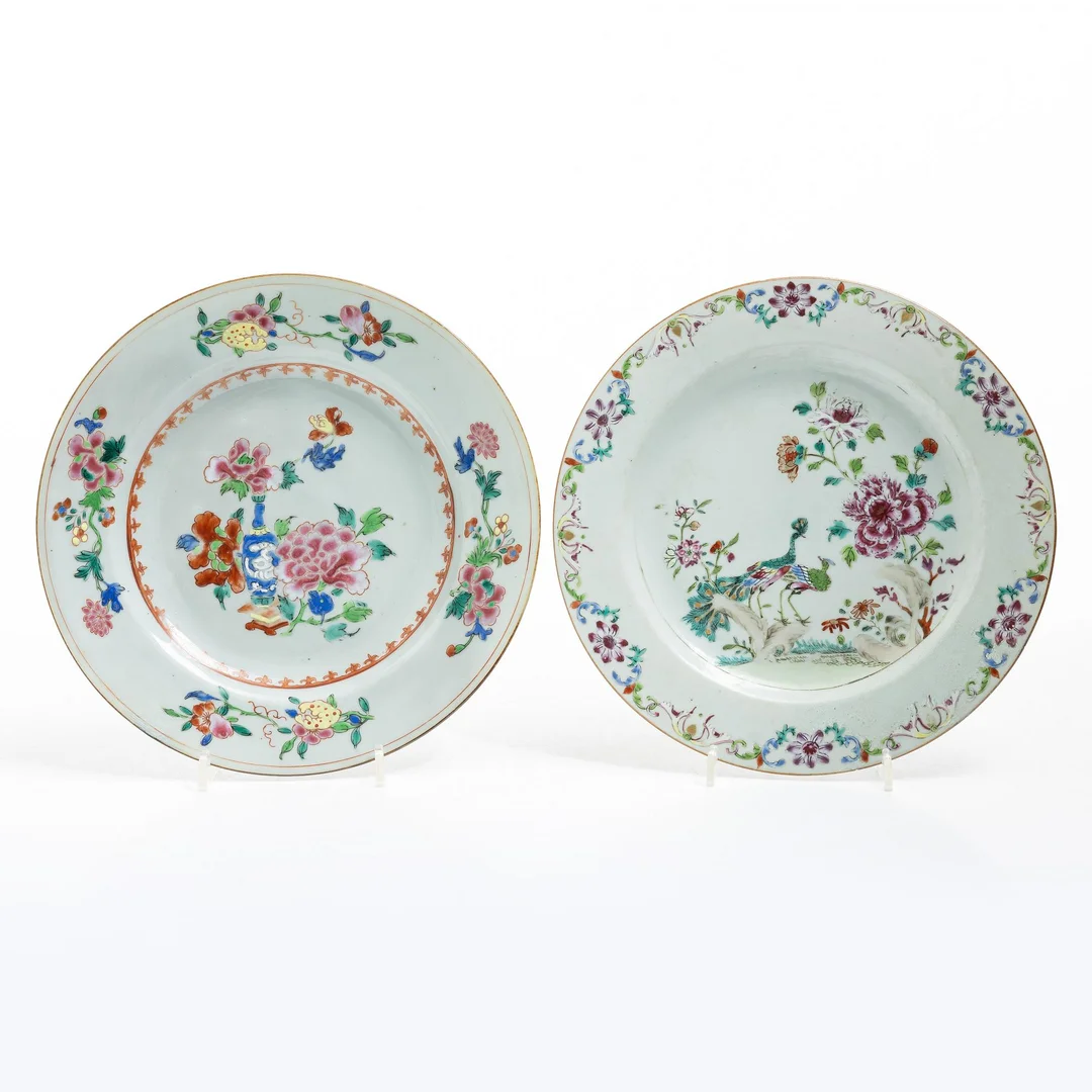 Tallrikar, två stycken, porslin, Qingdynastin, Qianlong (1736-95). — Asiatisk keramik & konsthantverk/Keramik — Bukowskis