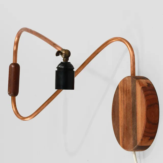 Væglampe med svingarm af kobber og teak, antageligt dansk lampeproducent, 1900-tallets anden halvdel.