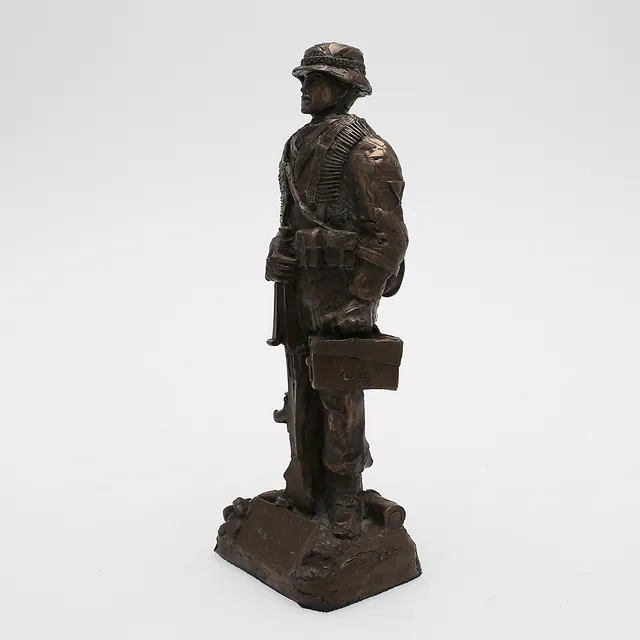 FIGURIN, metall, efter Paul Edward Dunn.