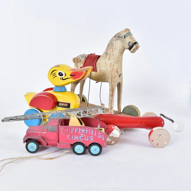LEKSAKER, 4 delar, plåt och trä, bl a Brio.