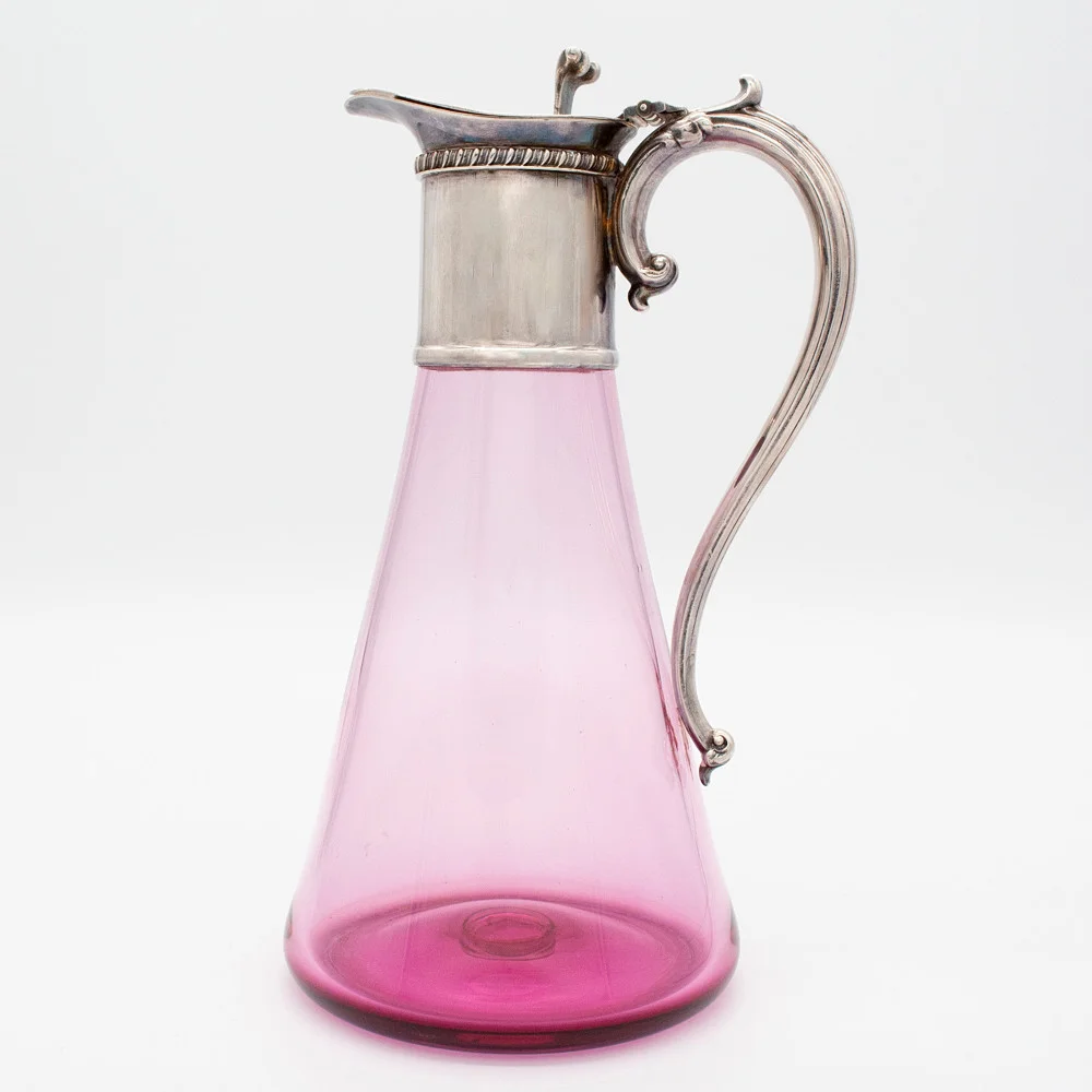 ANTIKE WEINKARAFFE, UM 1900 HERGESTELLT, CLARET JUG, FARBIGES CRANBERRY-GLAS, OBERE TEIL UND DER GRIFF AUS VERSILBERTEM METALL. — Utility glass — Kunst- und Auktionshaus Kleinhenz