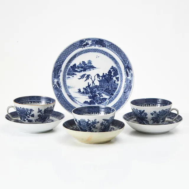 TEKOPPAR MED FAT, TALLRIK, 4 dlr., porslin, Kina, Jiaqing (1796-1820), kopparna med Fitzhugh-dekor, underglasyrblått.