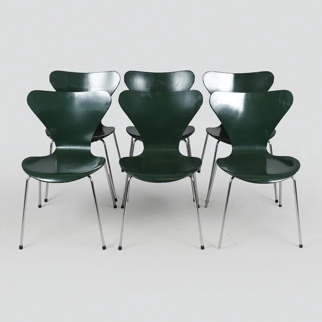 ARNE JACOBSEN. Fritz Hansen. Et sæt på seks 7'er stole, model 3107 (6).