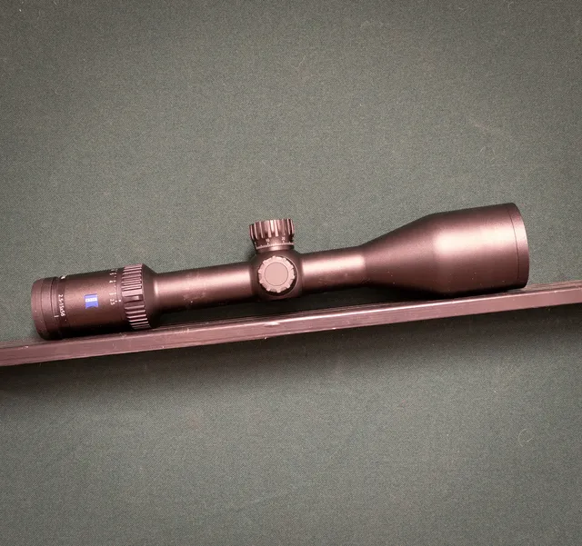 Zeiss 2,5-15x56.