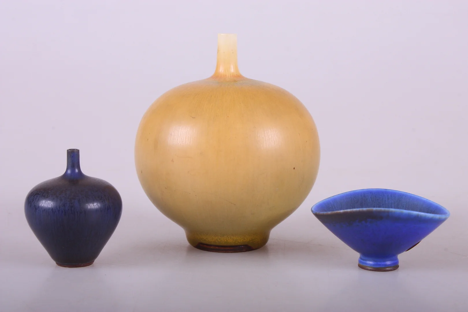 BERNDT FRIBERG. Miniatyrer, 3 st, stengods. Gustavsbergs studio 1950-70-tal. — European — Södermanlands Auktionsverk