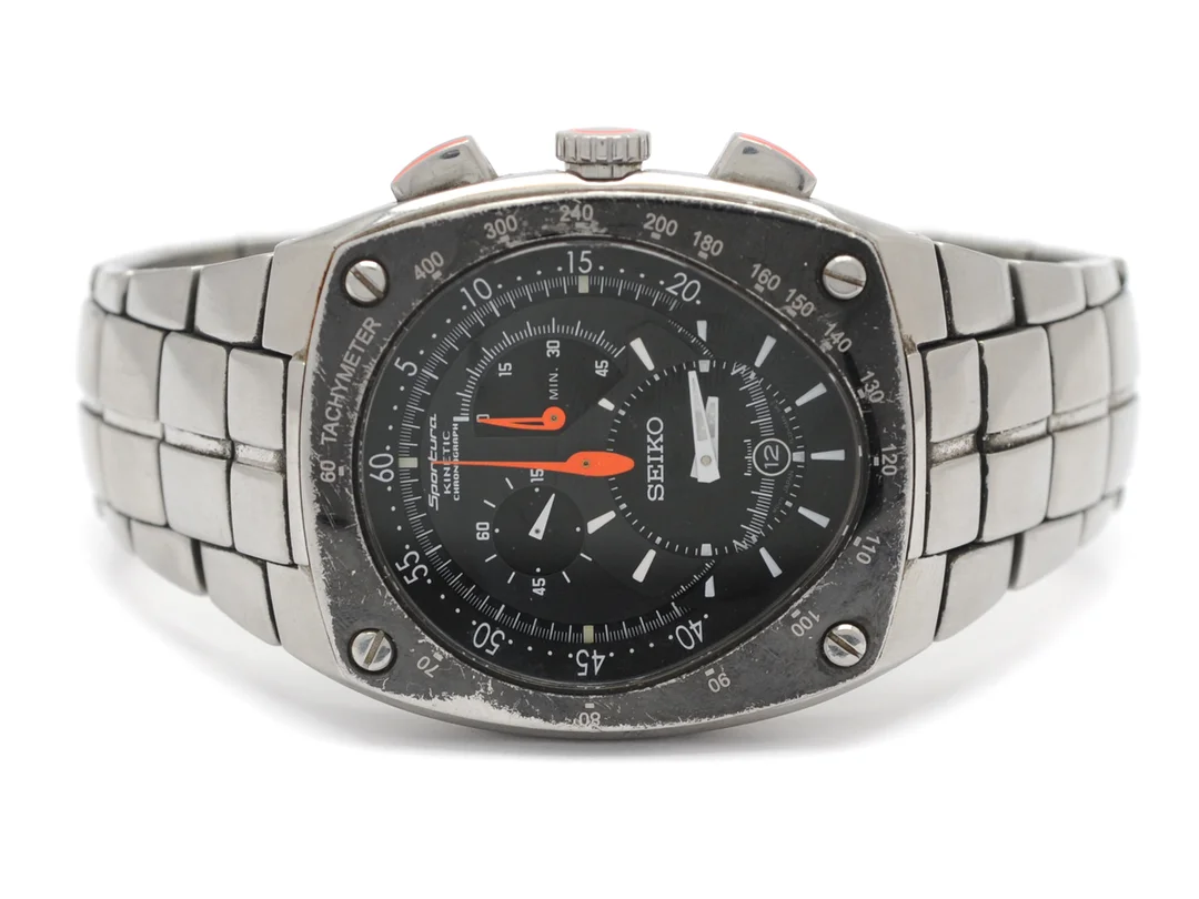 SEIKO, Sportura, Kinetic, kronograf, herrur, 41 x 43 mm, Cal 7L22A, Ref nr. 7L22-0AD0, Serie nr. 462770, stål, kinetic, datum, glasbaksida, skadad boett, integrerad länk, viklås. ca 2005. — Klockor/Seiko — Kaplans