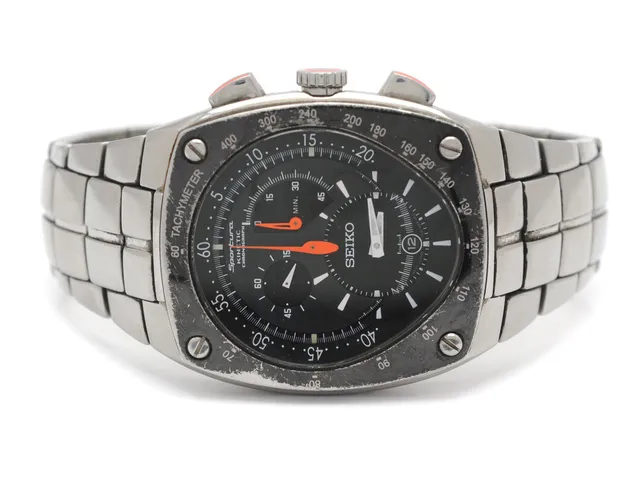 SEIKO, Sportura, Kinetic, kronograf, herrur, 41 x 43 mm, Cal 7L22A, Ref nr. 7L22-0AD0, Serie nr. 462770, stål, kinetic, datum, glasbaksida, skadad boett, integrerad länk, viklås. ca 2005.