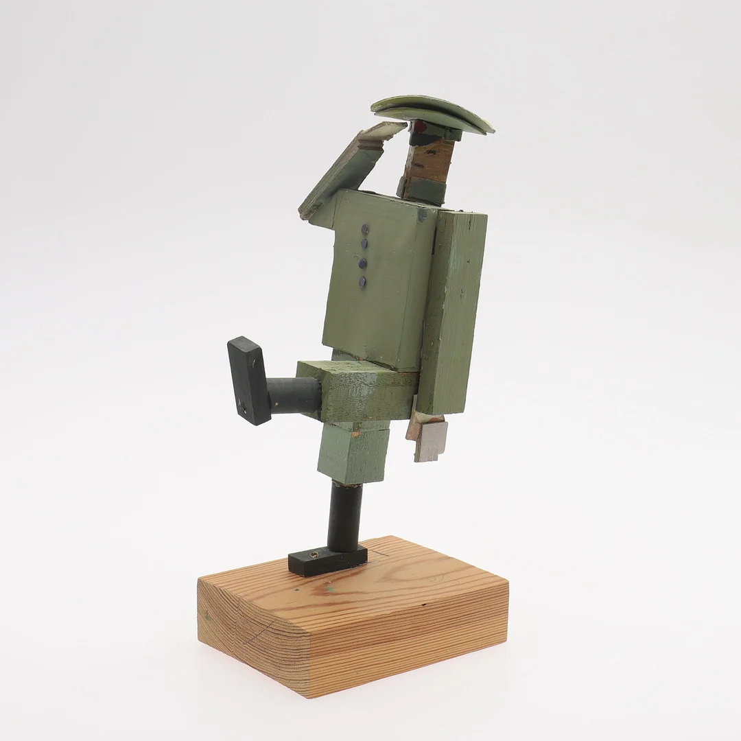 LARS OLSON. Träskulptur, marscherande man i uniform. — Sculptures & Bronzes — Crafoord Auktioner Lund