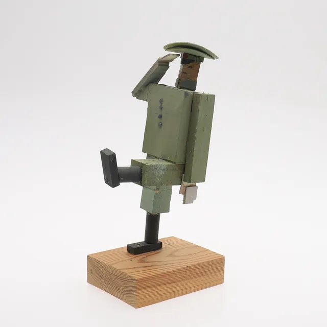 LARS OLSON. Träskulptur, marscherande man i uniform.