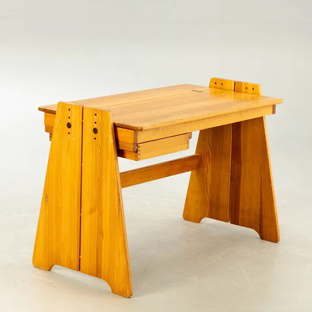 GILBERT MARKLUND. Furusnickarn Ab., Schreibtisch, Kiefer, 1970er Jahre, Schweden.