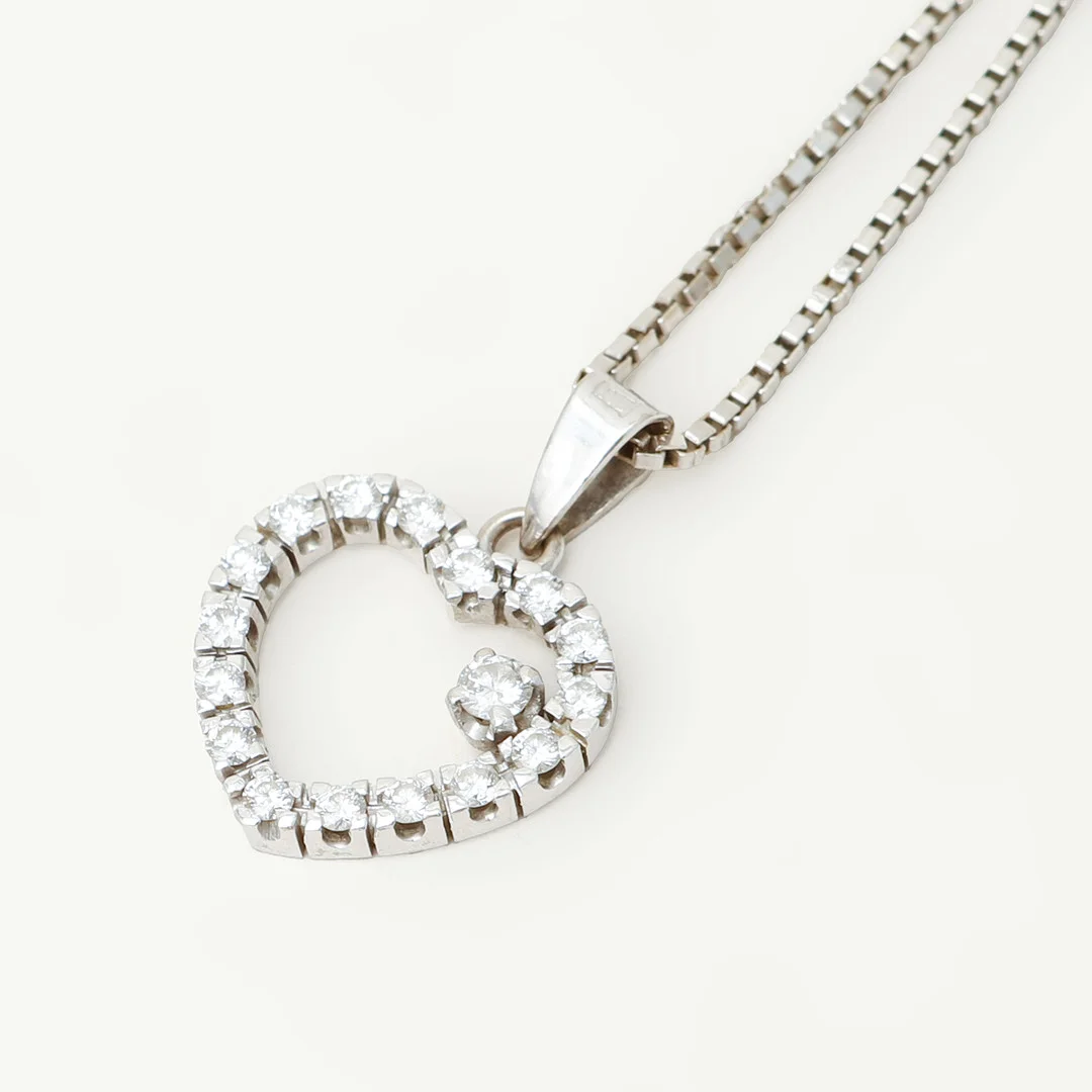 HÄNGE med KEDJA, 18k vitguld, 17 diamanter ca 0,58ct, vikt ca 8,5 gram. — Brooches & Pendants — Göteborgs Auktionsverk