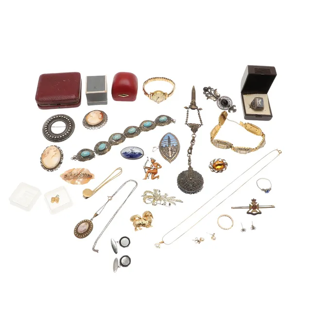 ASSORTED COSTUME JEWELLERY.