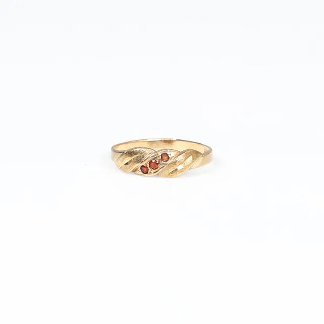 A 9 CARAT GOLD GARNET SET RING.
