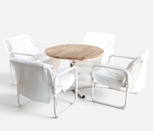KNUT & MARIANNE HAGBERG. Sæt på fire lænestole samt bord, stel af hvidlakeret metal, løse hynder betrukket med lyst stol, cirkulært bord med plade af fyr. Udført hos IKEA, model Mölle. Sverige, 1980'erne (1+4).